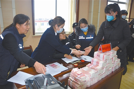 丹凤县法院组织开展涉民生和涉中小企业执行案款集中发放活动