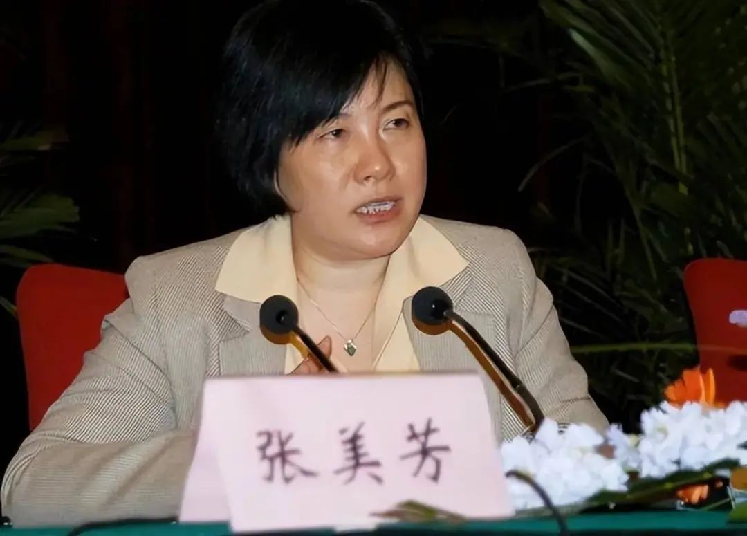 银行吸储女魔头，包养年轻男子达15人之多，她坐拥七套房产