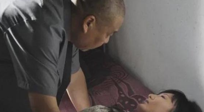 57岁大爷欲侵犯女邻居，却因身体不行未能得逞，哭诉：两次都没进去