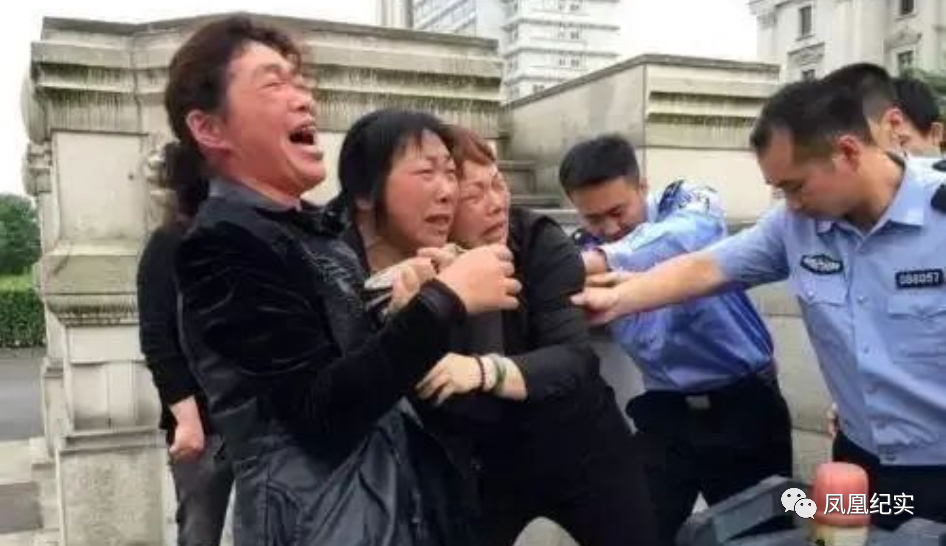 25岁小伙不满警方扣车执法，连杀6名警察，判死刑时说：你不给我说法，我就给你说法