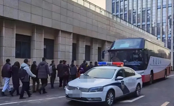 两高中生“奸杀教师”被判无期，宁死不肯减刑，10年后重审，发现背后真相不简单……