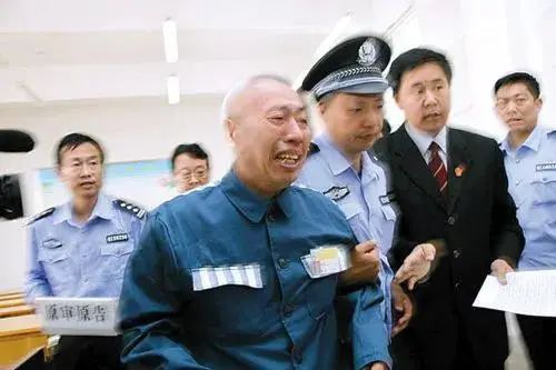 河南男子因杀人，被判死缓，11年后“死者”复活，法官却说：抓错了，赔你65万