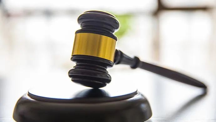 男子给15岁情人转账10多万，妻子起诉返还却被法院驳回！